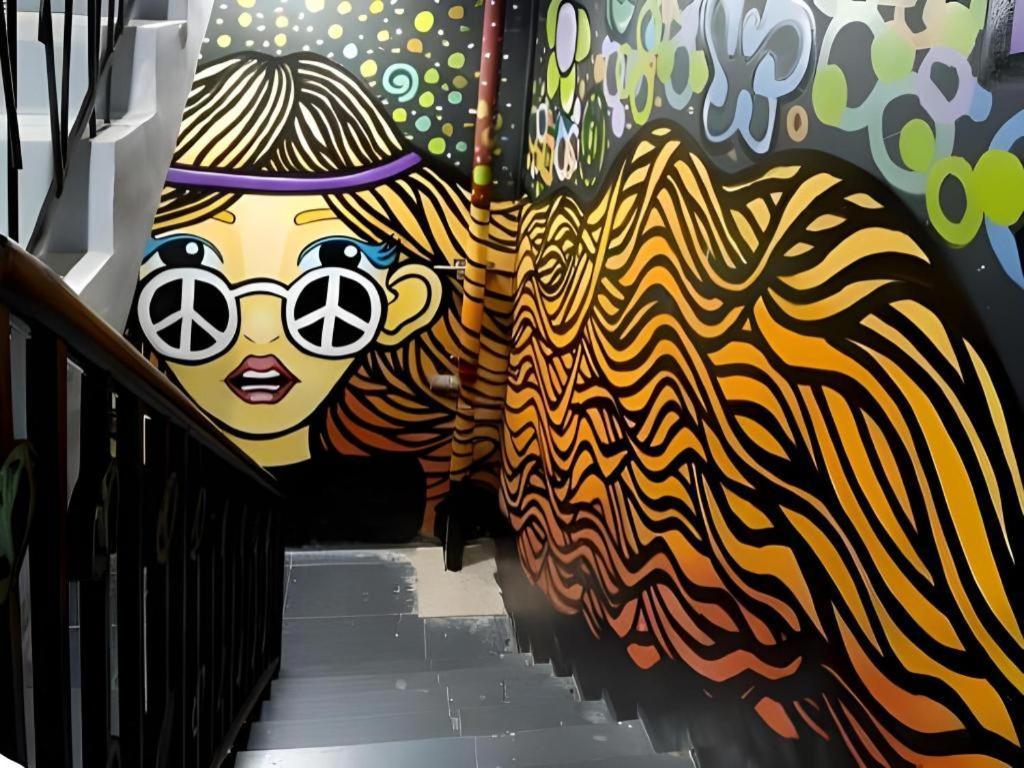 Hive Hotel Quezon City Exterior photo
