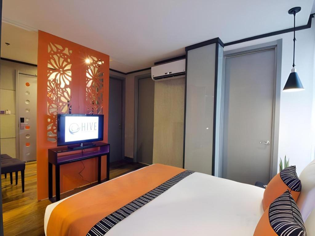 Hive Hotel Quezon City Exterior photo