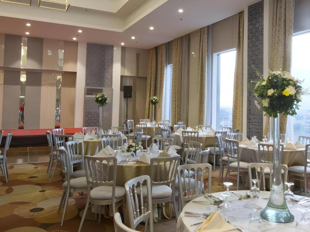 Hive Hotel Quezon City Exterior photo