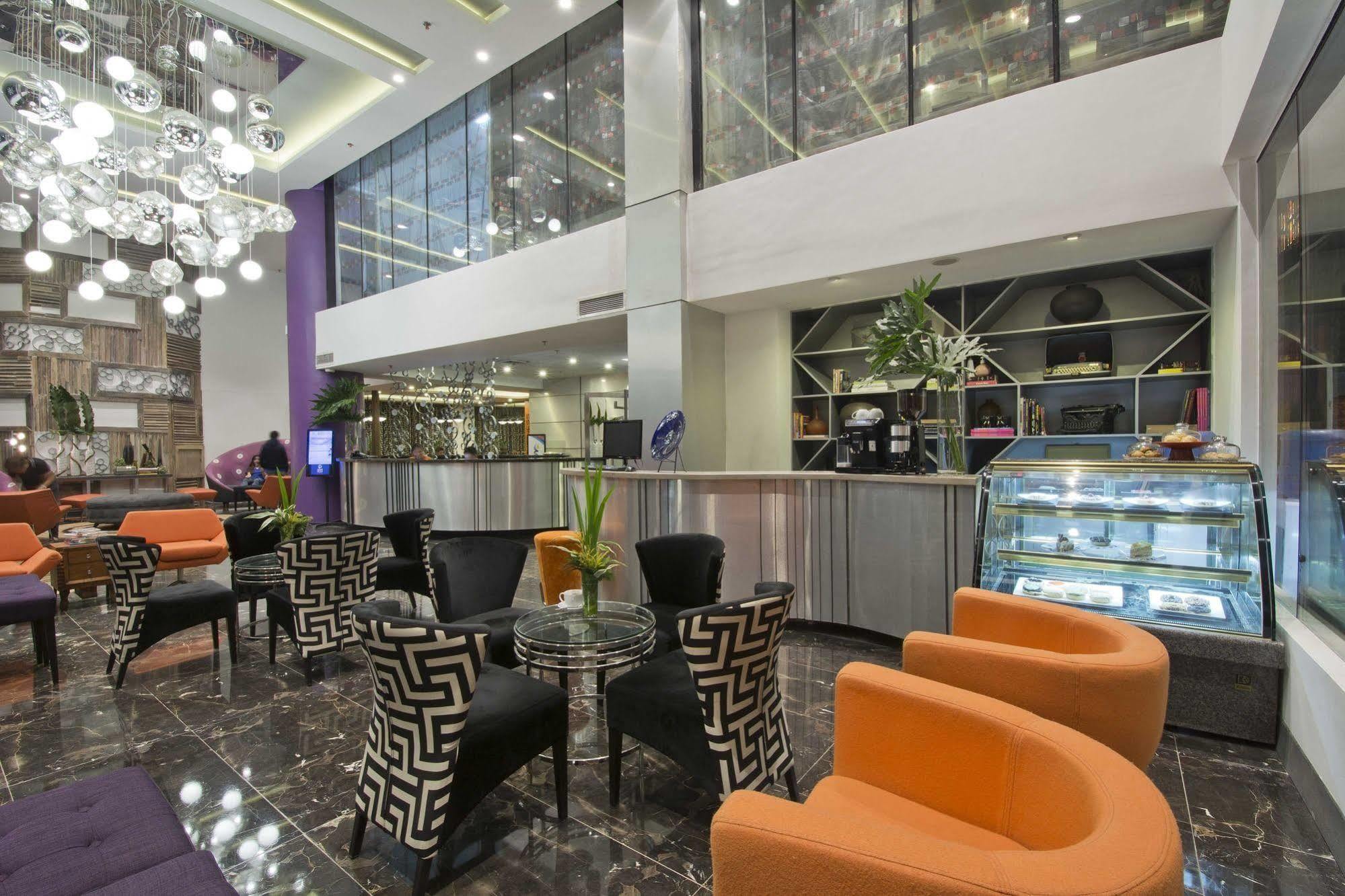 Hive Hotel Quezon City Exterior photo